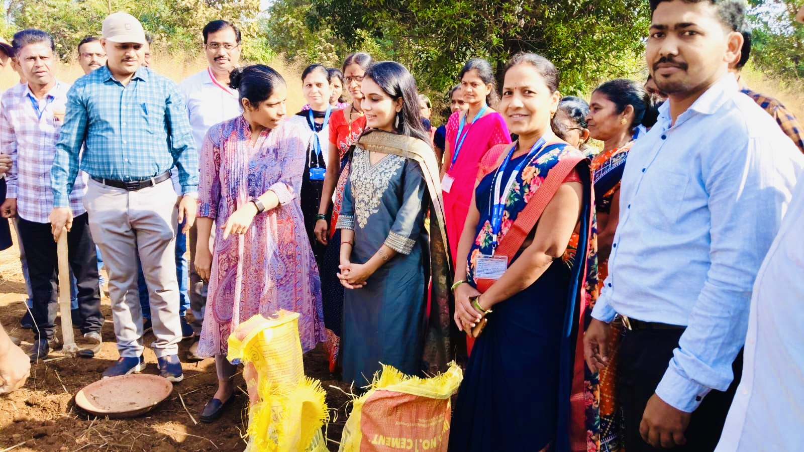 रायगड जिल्ह्याचे मुख्यकार्यकारी अधिकारी मा. नेहा भोसले मॅडम उपमुख्यकार्यकरी अधिकारी मा. तनपुरे साहेब पंचायत समितीचे मा. गटविकास अधिकारी साहेब पाहणी करताना.